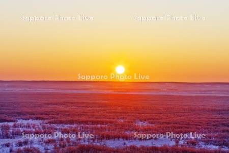 日の出と釧路湿原