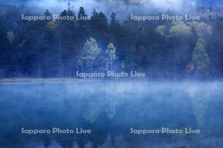 朝霧のオンネトー湖
