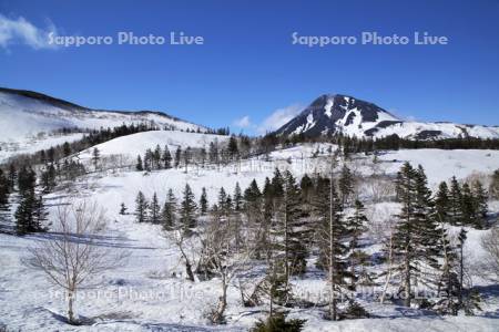 残雪の知床峠と羅臼岳