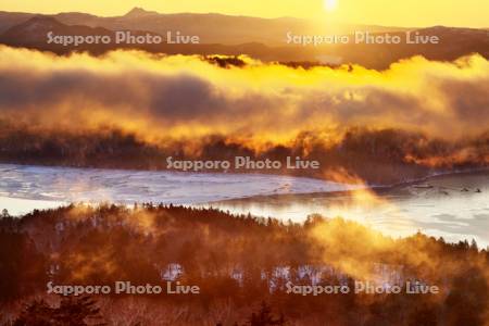 日の出と雲海の屈斜路湖