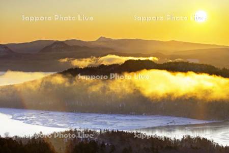 日の出の雲海と屈斜路湖
