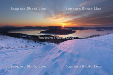 日の出の屈斜路湖と美幌峠