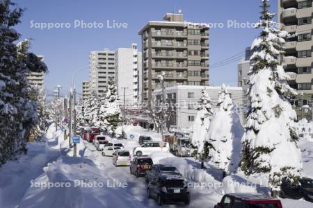 大雪で渋滞する道路