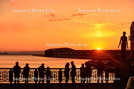 幣舞橋の夕日と観光客