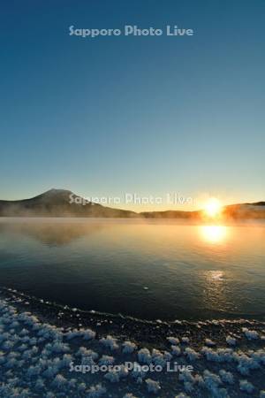 阿寒湖のフロストフラワーと朝日