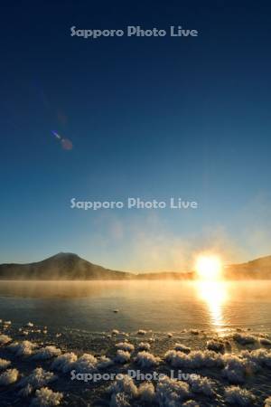 阿寒湖のフロストフラワーと朝日