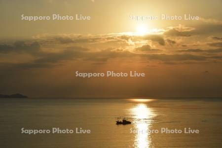 苫多海岸の夜明けと漁船