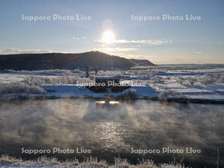 霧氷と気嵐の釧路川