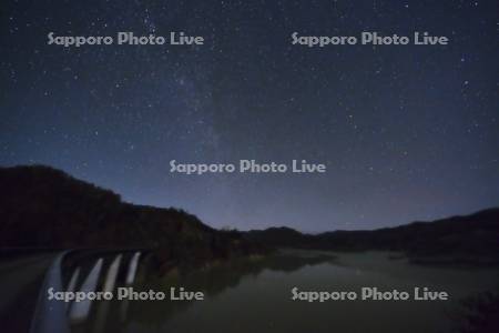 庶路ダムと星空