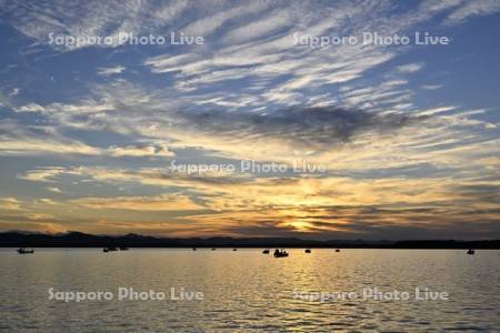 サロマ湖の夕焼けと係留船