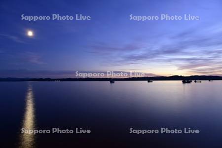 サロマ湖の夕焼けと係留船