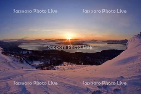 朝日に染まる冬の屈斜路湖