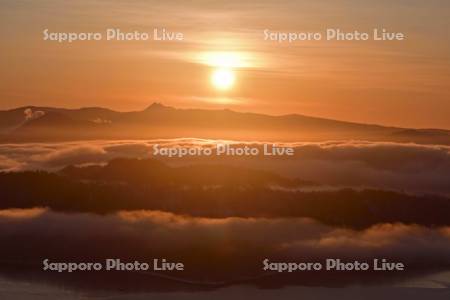 屈斜路湖の朝日と雲海