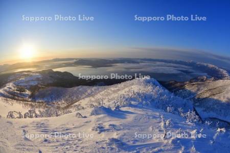 藻琴山の樹氷と屈斜路湖の雲海