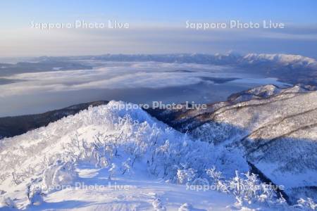 藻琴山の樹氷と屈斜路湖の雲海