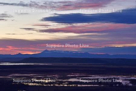 釧路湿原の夕焼けと雌阿寒岳