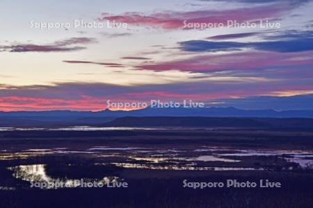 釧路湿原の夕焼けと雌阿寒岳