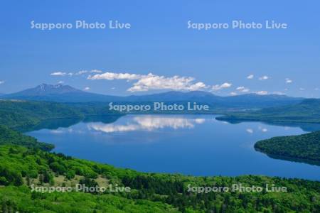 美幌峠から望む初夏の屈斜路湖
