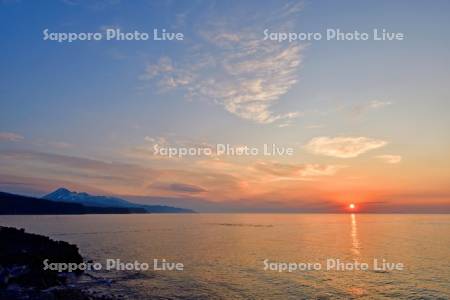 知床半島と朝日