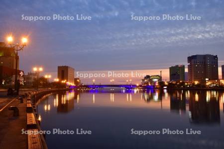 ライトアップの幣舞橋と夕焼け