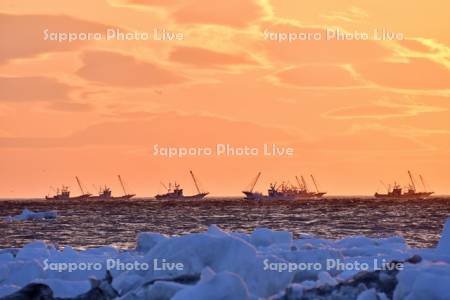 朝焼けとホタテ漁船と流氷