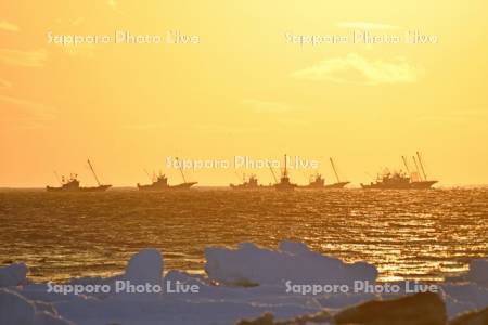 朝焼けとホタテ漁船と流氷