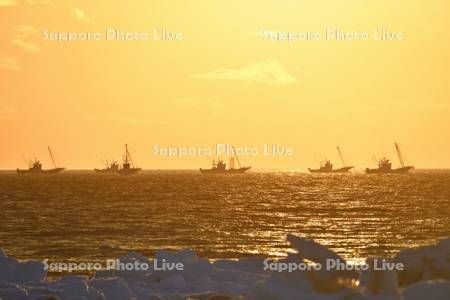 朝焼けとホタテ漁船と流氷