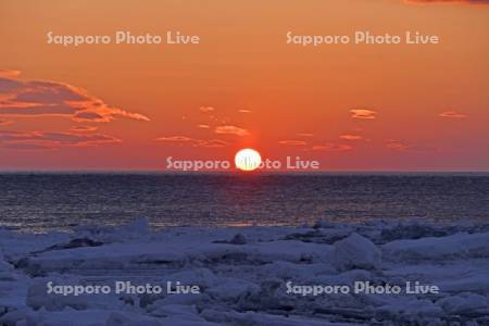 朝日と流氷