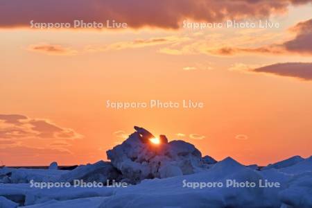 朝日と流氷