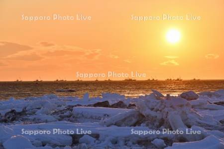 野付の朝日と流氷と漁船