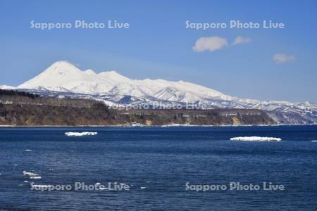 流氷と知床連山