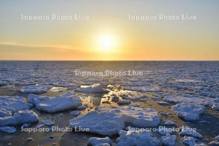 夕日と流氷