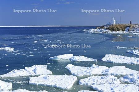 流氷と納沙布岬灯台