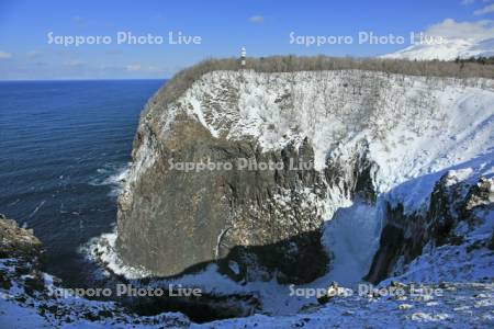 凍るフレペの滝と断崖