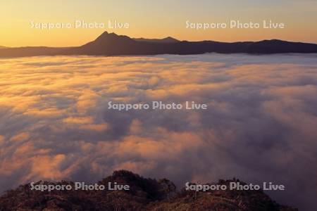 日の出と霧に覆われた摩周湖と摩周岳