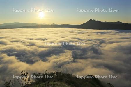 日の出と霧に覆われた摩周湖と摩周岳