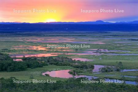 細岡展望台から夕焼の釧路湿原と釧路川