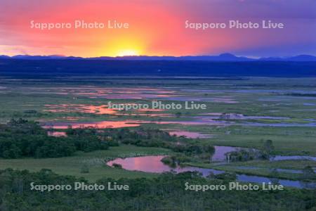 細岡展望台から夕焼の釧路湿原と釧路川