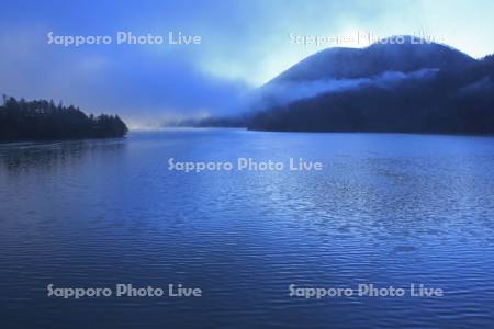 朝霧の然別湖