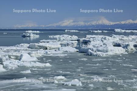 オホーツク海の流氷と知床連峰