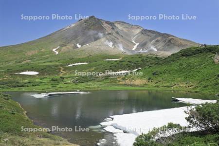 大雪山の旭岳と鏡池