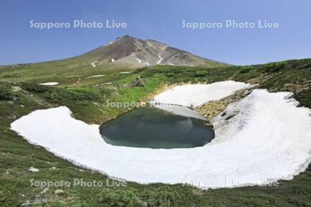 大雪山の旭岳とすり鉢池