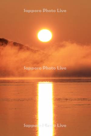 凍る屈斜路湖の日の出とけあらし