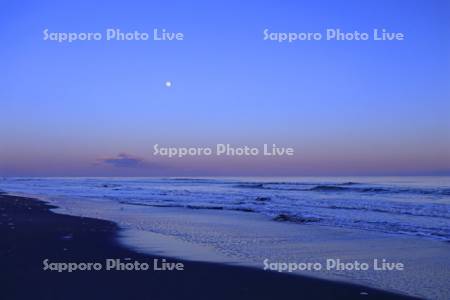 夕景の海と満月