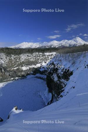 流氷と凍る湯の華の滝と知床連峰・世界遺産