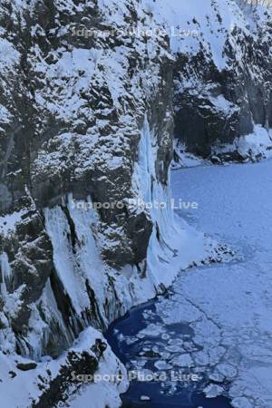 流氷と凍る湯の華の滝・世界遺産