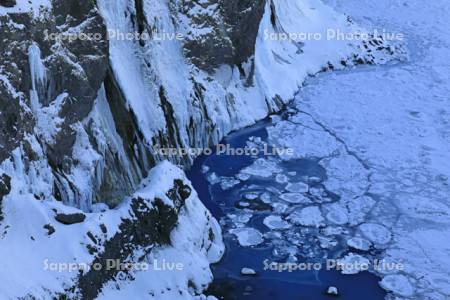 流氷と凍る湯の華の滝・世界遺産