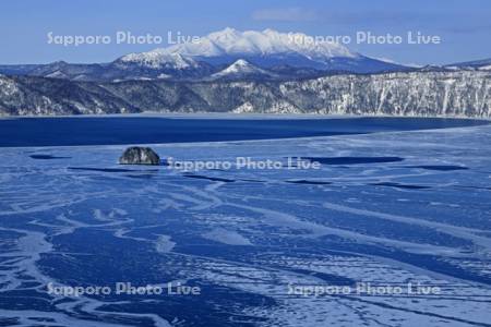 凍る摩周湖と斜里岳