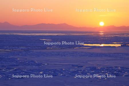 能取岬から知床半島からの日の出と流氷