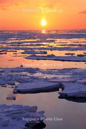 オホーツク海の夕日と流氷